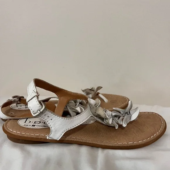 B.O.C. White leather flat sandal in size 9 - Picture 8 of 12